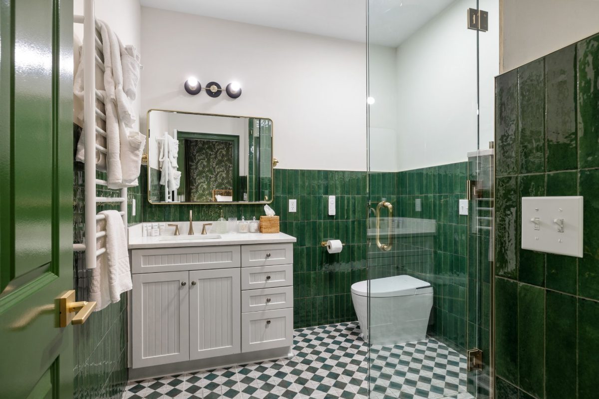 Isle Be Here, emerald ensuite bath